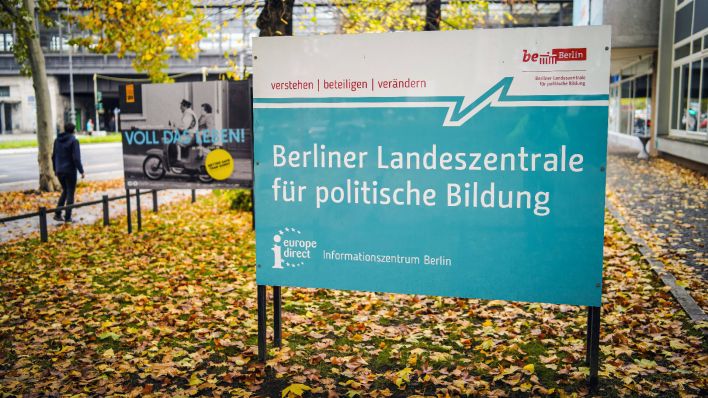 Schild am Eingang der Landeszentrale für politische Bildung (Quelle: IMAGO/Stefan Zeitz).