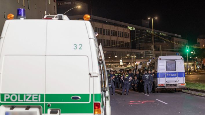 Symbolbild: Polizeieinsatz auf dem Hermannplatz am 11.10.2023. (Quelle: IMAGO/Andreas Friedrichs)