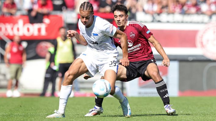 Herthas Derry Scherhant im Duell mit Nürnbergs Jens Castrop (imago images/Zink)