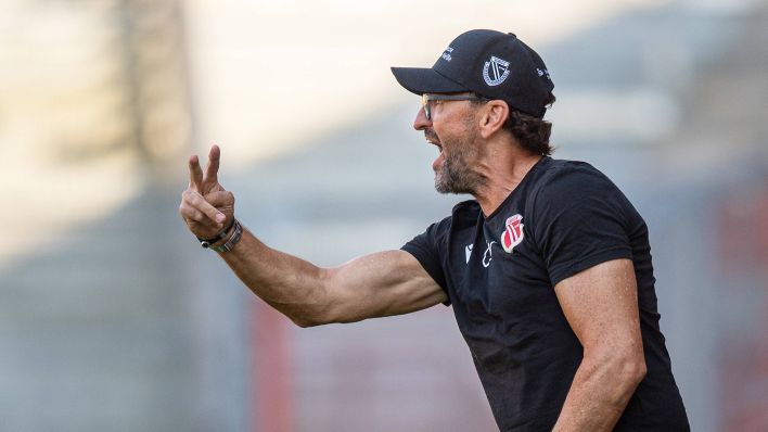 Cottbus-Trainer Claus-Dieter Wollitz gibt Anweisungen (imago images/Matthias Koch)