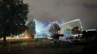 In Berlin-Reinickendorf ist eine Lkw-Werkstatt in Brand geraten (Quelle: rbb/Bruno Dietel)