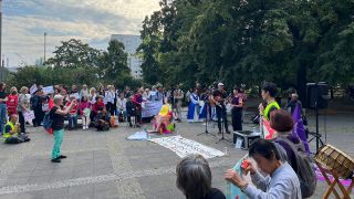 Demonstration gegen den Abbau vom Trostfrauen-Denkmal in Berlin Moabit. (Quelle: rbb)