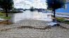 Das Hochwasser zieht sich auf Höhe Lebus wieder zurück. Teile einer Kopfsteinpflasterstraße tauchen wieder aus dem Wasser auf. (Foto: Schwaß/rbb)