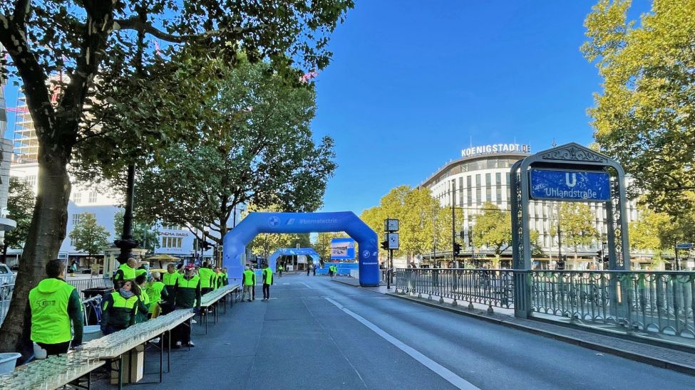 Aufbau entlang der Strecke des Marathons beim Ubhanhof Ulandstrasse in Berlin am 29.09.2024.(Quelle: rbb24)