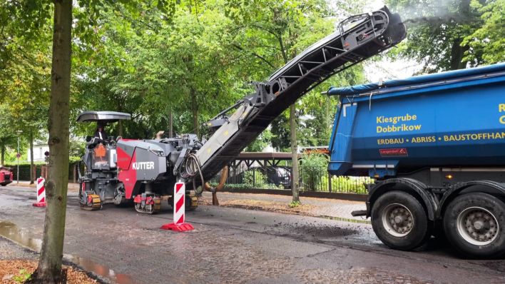 Modellversuch dei Asphaltschicht abzufräsen in der Rudolf-Breitscheid-Straße in Potsdam-Babelsberg. (Quelle: rbb)