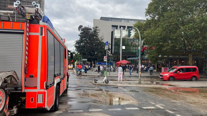 Feuerwehreinsatz nach Wasserrohrbruch in Berlin Steglitz. (Quelle: rbb)