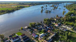 Die Altstadt des kleinen Ortes Lebus im Landkreis Märkisch-Oderland liegt unmittelbar am Hochwasser führenden Fluss Oder. (Quelle: dpa/Pleul)