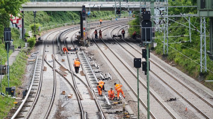 Rund ein Dutzend Arbeiter in Warnwesten arbeiten auf den S-Bahn Gleisen an der Schönhauser Allee. (Quelle: Picture Alliance/Annette Riedl)