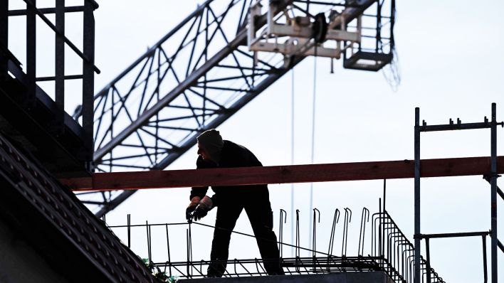 Ein Arbeiter auf einer Baustelle in Berlin Weißensee. (Quelle: picture alliance/dpa/Soeren Stache)