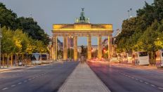 Das Brandenburger Tor in Berlin in der Abenddämmerung. (Quelle: Zoonar | elxeneize/dpa)