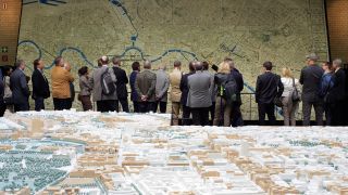 Symbolbild: Besucher der Senatsverwaltung fuer Stadtentwicklung informieren sich am Stadtmodell von Berlin. (Quelle: dpa/Muhs)