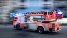 Drehleiter (DLK) der Berliner Feuerwehr beim Ausrücken am 26.09.2018 von der Feuerwache Berlin-Prenzlauer Berg. (Quelle: Picture Alliance/Snapshot/Tobias Seeliger/Geisler)