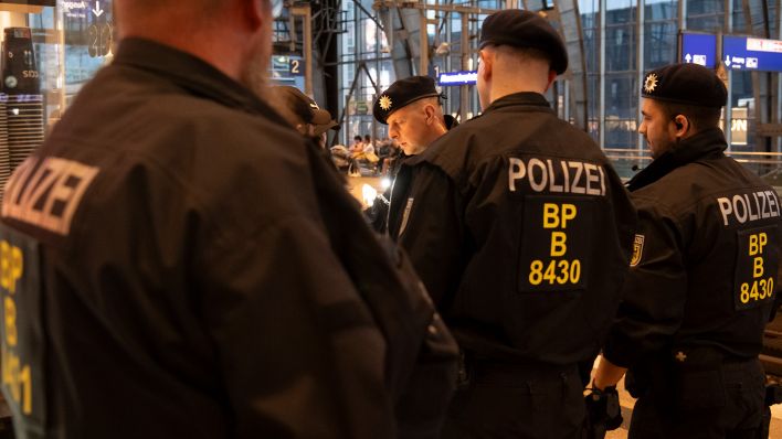 Archivbild: Bundespolizisten überprüfen am Bahnhof Alexanderplatz einen Mann. (Quelle: dpa/Zinken)