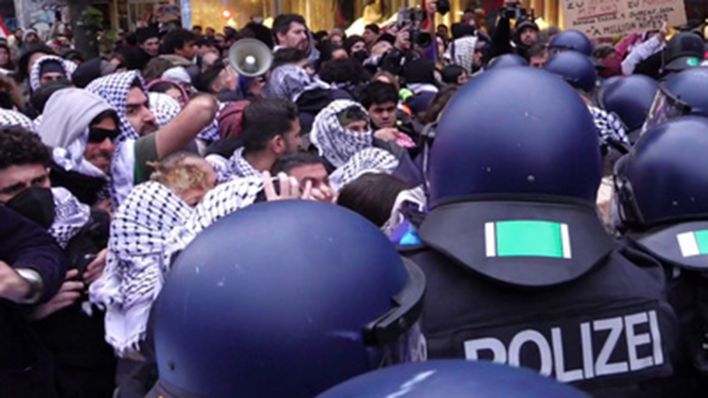 Archivbild: Auseinandersetzung zwischen pro-palästinensischen Demonstranten und der Polizei. (Quelle: dpa)