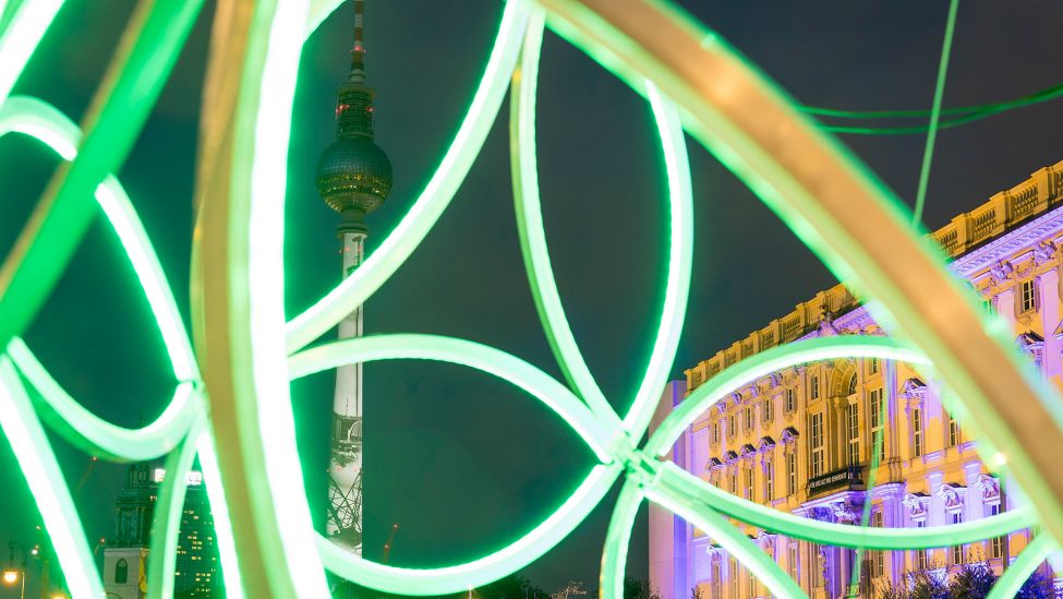 Berliner Fernsehturm und Berliner Schloss am 03.10.2024 hinter leuchtendem Ball beim Lichttest zum Festival of Lights in Berlin. (Quelle: Picture Alliance/PIC ONE/Ben Kriemann)