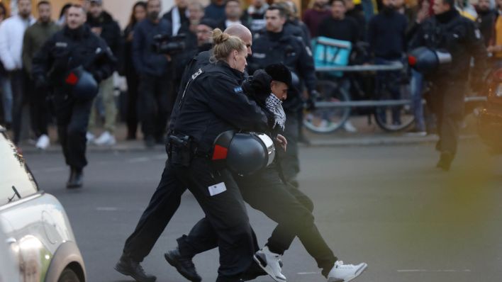 Archivbild: Verbotene Pro-Palästina-Demo auf der Sonnenallee Ecke Reuterstraße im Bezirk Neukölln; es haben sich rund 200 Menschen versammelt, Polizisten vor Ort und nehmen einen Mann vorläufig fest. (Quelle: dpa/dts)