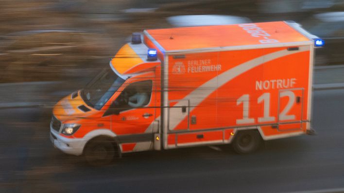 Symbolbild: Rettungswagen der Berliner Feuerwehr auf Einsatzfahrt. (Quelle: dpa/Sorge)