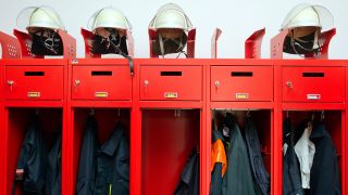 Symbolbild: Ein Spint mit Einsatzkleidung und Helmen der Freiwilligen Feuerwehr. (Quelle: dpa/Patrick Pleul)