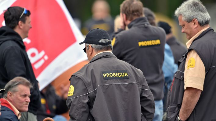 Archivbild: Streikende Mitarbeiter der Firma Prosegur, fotografiert am 06.05.2015 in Potsdam (Brandenburg) vor der Niederlassung des Unternehmens. (Quelle: dpa-Zentralbild/Ralf Hirschberger)