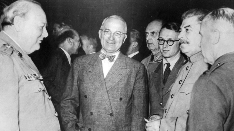 Der britische Premierminister Winston Churchill (l-r), US-Präsident Harry Truman und der russische Führer Joseph Stalin (2.v.r) unterhalten sich bei der Potsdamer Konferenz. (Quelle: picture alliance/dpa/EPA FILE)