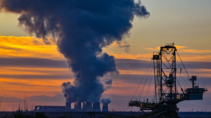 Symbolbild:Wasserdampf steigt im Sonnenuntergang am frühen Abend aus den Kühltürmen des Braunkohlekraftwerks Jänschwalde.(Quelle:picture alliance/dpa/P.Pleul)