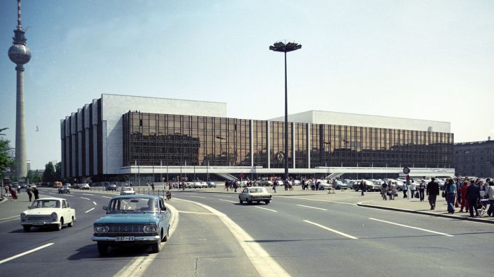 Archivbild: Straße Unter den Linden mit dem Palast der Republik im Jahre 1976. (Quelle: dpa/Carstensen)