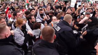 Archivbild: Polizisten und Teilnehmer einer propalästinensischen Demonstration geraten im Stadtteil Charlottenburg aneinander. (Quelle: dpa/Kaeuler)