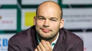 Handballer Paul Drux bei einer Pressekonferenz am 02.10.2024 (Bild: picture alliance/dpa/Andreas Gora)