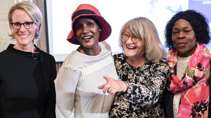 Preisträgerin Cornelia Strunz (l-r), Ex-Topmodel und Laudatorin Waris Dirie, Frauenrechtlerin Alice Schwarzer und Preisträgerin Virginia Wangare Greiner bei der Preisverleihung "HeldinnenAwards" im Roten Rathaus. (Quelle: dpa/Kalaene)