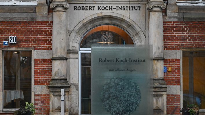 Archivbild: Der Eingang zum Robert Koch-Institut (RKI). (Quelle: dpa/Znidar)