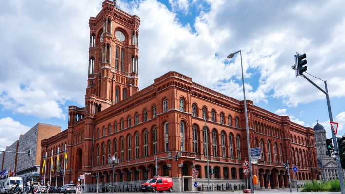 Archivbild:Rathaus der Stadt Berlin und Sitz der Senatskanzlei des Landes Berlin am 05.08.2024.(Quelle:picture alliance/D.Kalker)