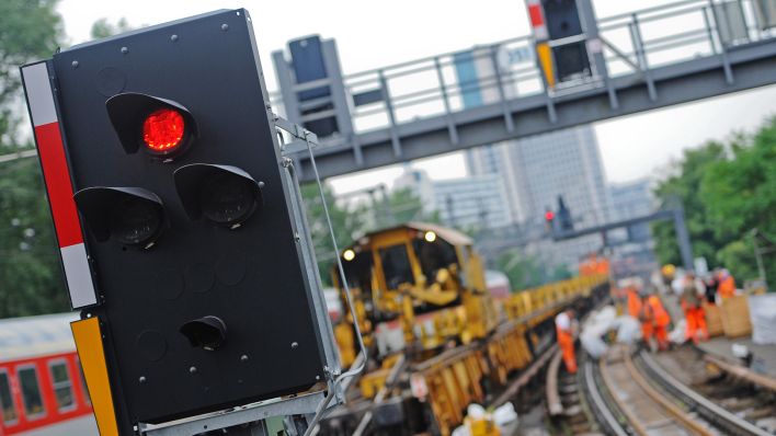 Symbolbild:Eine Ampel im S-Bahn Gleisbett des Bahnhof Tiergartens zeigt rot, im Hintergrund sind Bauarbeiten im Gange.(Quelle:picture alliance/dpa-Zentralbild/B.Pedersen)