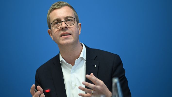 Stefan Evers (CDU), Berliner Senator für Finanzen, spricht am 23.04.2024 bei der Pressekonferenz nach der Sitzung des Berliner Senats im Roten Rathaus. (Quelle: dpa-Bildfunk/Britta Pedersen)