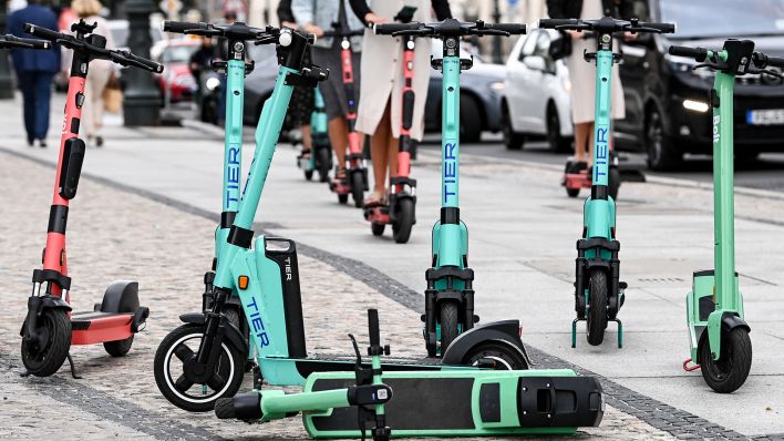 E-Scooter stehen am 18.08.2021 auf dem Boulevard Unter den Linden in Berlin-Mitte. (Quelle: dpa-Zentralbild/Jens Kalaene)