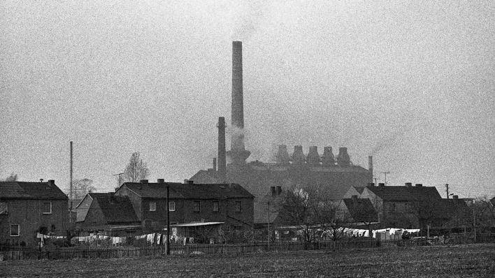 Wäsche hängt zum Trocknen vor den Wohnhäusern in unmittelbarer Nähe zum Gaskombinat Schwarze Pumpe, aufgenommen 1988. (Quelle: dpa-Zentralbild/Reinhard Kaufhold)