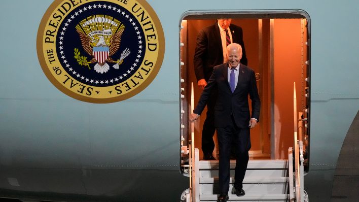 Gelandet: Joe Biden steigt am BER aus dem Flugzeug (Quelle: dpa/Matthias Schrader)