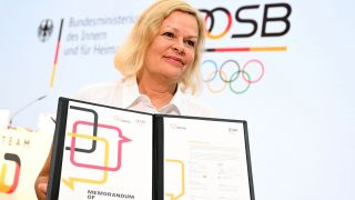 Archivbild: Bundesinnenministerin Nancy Faeser (SPD), hält nach einer Pressekonferenz eine Grundlagenvereinbarung für einen neuerlichen Anlauf für Olympia in Deutschland in den Händen. am 02.08.2024. (Quelle: dpa/Marijan Murat)