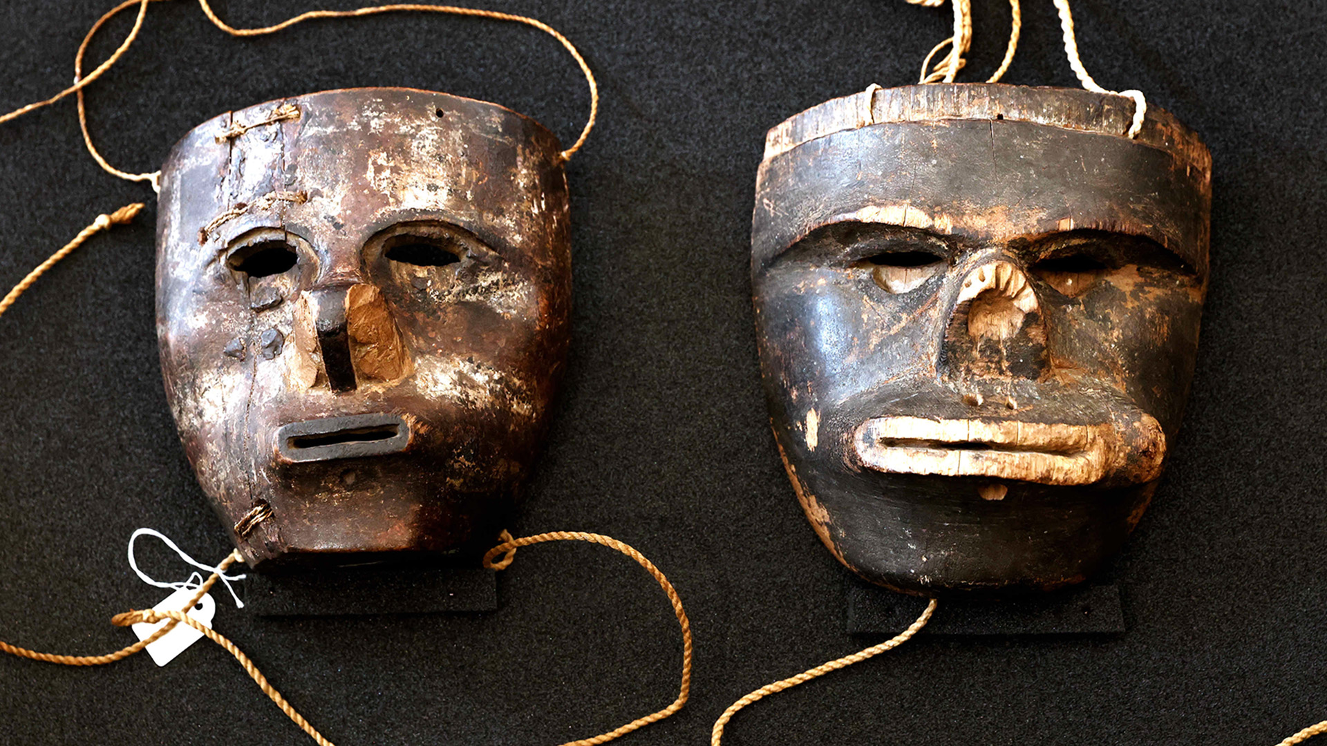 Archivbild: Zwei Masken der indigenen Gemeinschaft der Kogi aus der Sierra Nevada de Santa Marta in Kolumbien aus dem Bestand des Ethnologischen Museums der Staatlichen Museen zu Berlin liegen vor Beginn der Übergabezeremonie in einem Saal im Schloss Bellevue am 16.06.2023.(Quelle: dpa/Carsten Koall)