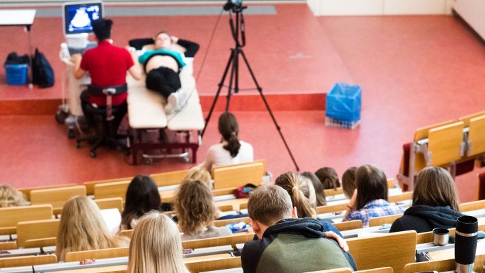 Symbolbild: Medizinstudenten verfolgen im Hörsaal eine Untersuchung. (Quelle: dpa/Julian Stratenschulte)