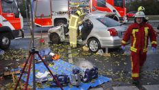 Feuerwehrleute arbeiten am 13.10.2024 nach einem Unfall an einem Pkw in Berlin-Hellersdorf. (Quelle: dpa-Bildfunk/Dominik Totaro)