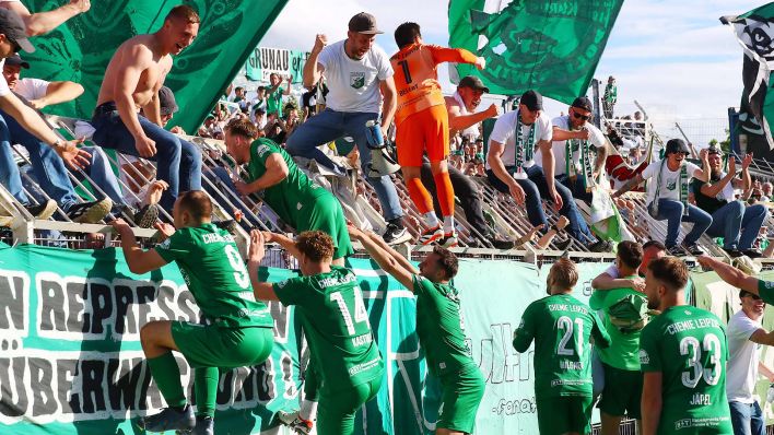 Das Team und die Fans von Chemie Leipzig nach dem letzten Derby (Bild: IMAGO / Picture Point LE)