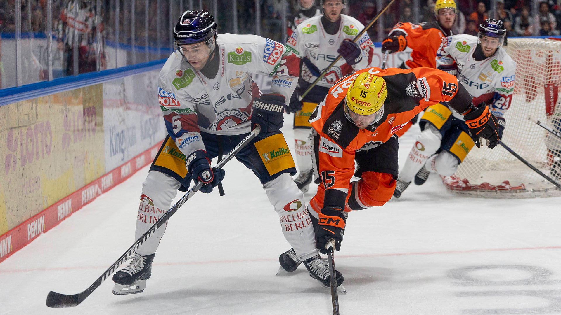 Mitch Reinke (Eisbären Berlin, li.) & Carter Proft (Löwen Frankfurt, re.) im Duell auf dem Eis (Bild: IMAGO/Beautiful Sports)