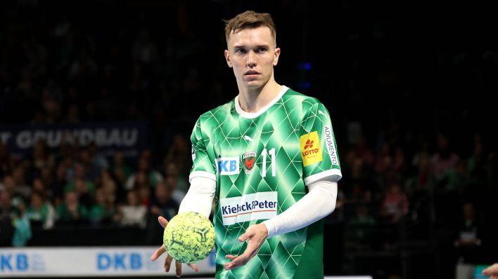 Lasse Andersson von den Füchsen Berlin am Ball (Bild: IMAGO/Nordphoto)