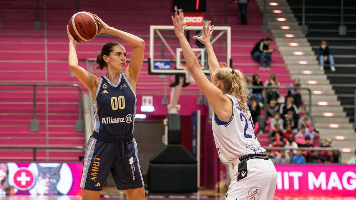 Alba-Spielerin Maggie Mulligan versucht im DBBL-Pokalspiel gegen Bonn am 03.10.2024 an Marisa Koopmann vorbeizukommen (Bild: Imago Images/Beautiful Sports)