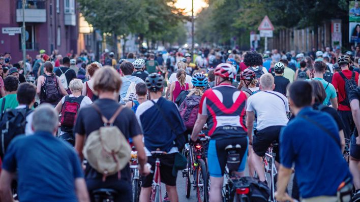 Archivbild:Teilnehmende Fahrradfahrer:innen der Aktion Critical Mass in Berlin am 26.08.2016.(Quelle:imago images/C.Ditsch)