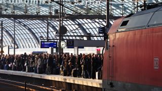 Symbolbild: Überfüllter Hauptbahnhof Berlin mit einfahrendem Regio am am 06.11.2011. (Quelle: imago/stock&people)