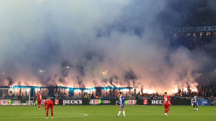 Pyrotechnik während der Zweitliga-Partie Hertha gegen Köln