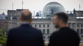 Scholz und Selenskyi stehen auf dem Balkon des Kanzleramts in Berlin (Bild: imago images/UPI Photo)