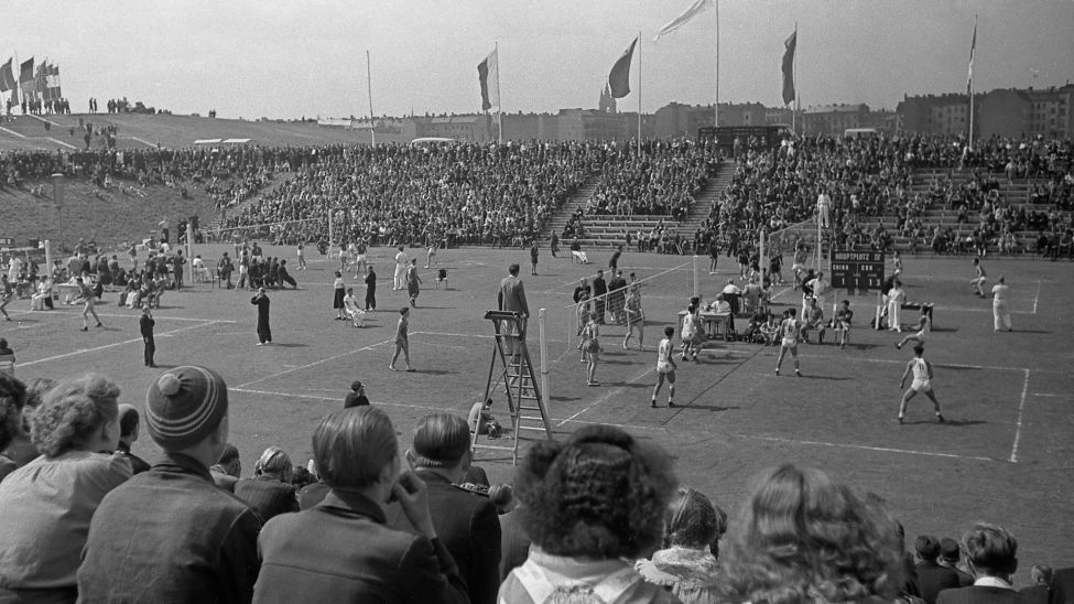 Archivbild: Open Air Volleyballturnier in den 1950er Jahren in Ostberlin. Sportplatz Cantianstraße Berlin. (Quelle: imago images/Blunck)