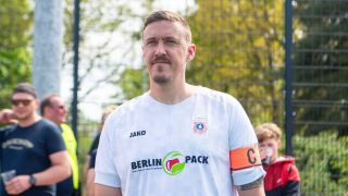 Fußballer Max Kruse bei einem Spiel von Al-Dersimspor II mit der Kaiptänsbinde (Bild: Imago Images/Matthias Koch)